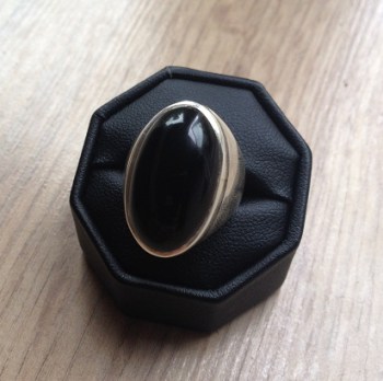 Zilveren ring met ovale cabochon zwarte Onyx maat 17.5 mm